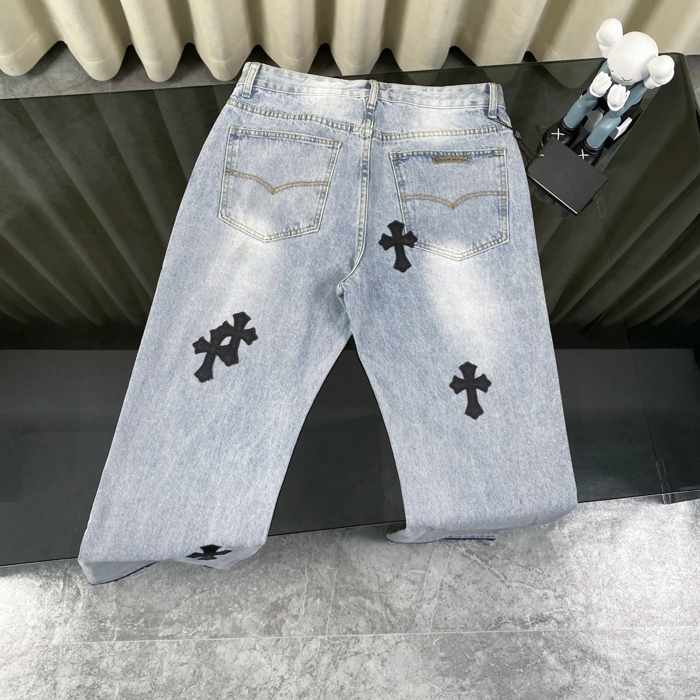 🅿️240 The correct version of Chroe Hets CH black leather jeans, priced at 4W level, patchwork cross pattern embellishment, high-waisted washed jeans! ! Absolutely high-end luxury products, 1.9W level god-level single products, super popular products, built with top heavy industry, a magic weapon that cannot be missed [About Zangyin] This is an extremely luxurious fashion brand that can also be called the aristocrats of the high street. It has always been an exclusive brand for some hipsters or rich second generations. Compared with ordinary high streets, it is more luxurious and noble. Compared with luxury brands, it has a more fashionable personality and has always been a brand that I have a special liking for. A6632 [Top heavy industry fashionable design] Consistently high-street luxury style creation. Speaking of this style, the Zangyin family and GU family are definitely the leading representative brands. Especially the Zangyin family has really achieved a state-of-the-art effect in creating high-street style. The color system of this model is made of unique washed materials. It is already quite eye-catching. It is decorated with pink patchwork cross flowers, which cleverly highlights the charm of the brand. Secondly, this model uses classic The classic high-waist cutting design highlights the long legs and the fashionable temperament of the upper body. The brand is highly recognizable and the slim fit configuration is more suitable for daily wear. This product is a product that interprets personality, fashion, and specifications at a glance. This single product is enough to make any fan excited. It can be a white T-shirt for youthful preppy style, or a tight sling for royal lady style. It has strong matching ability and can be easily controlled by men.  [Material and craftsmanship] Needless to say, this point goes without saying. As an excellent craftsman brand, Zangyin has really perfect requirements for details and craftsmanship. The washed color of this model has gone through so many processes, not to mention the embellishment of the denim appliqués. It is also purely handmade and sewn. Just like what they believe in, only handmade things have soul and have the meaning of wear. A top-notch heavy-duty fashionable denim item, I look forward to your perfect interpretation! ! 28-34 corresponds to S-XL